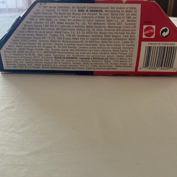 City Seasons 1998 Winter in New York Barbie Doll - Picture 7 of 7